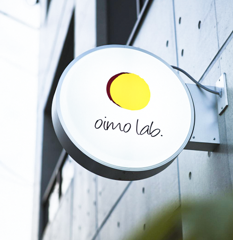 oimo lab.あざみ野店の店主と店舗の看板