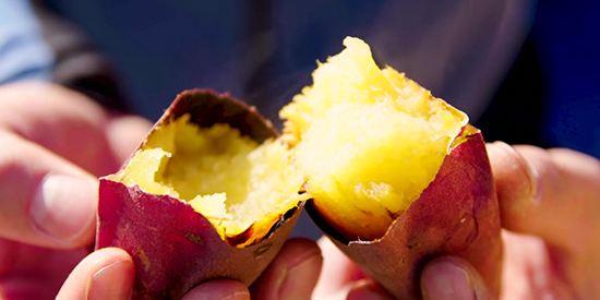 ほくほくな焼きたてのさつまいもの写真