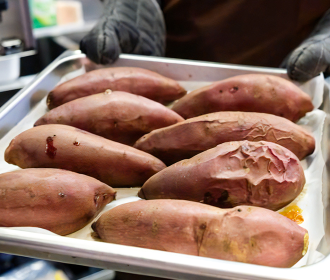 焼きたてのさつまいもの写真